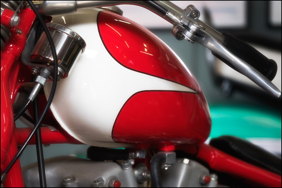 _1AR3118 - Harley tank-motorcycle museum